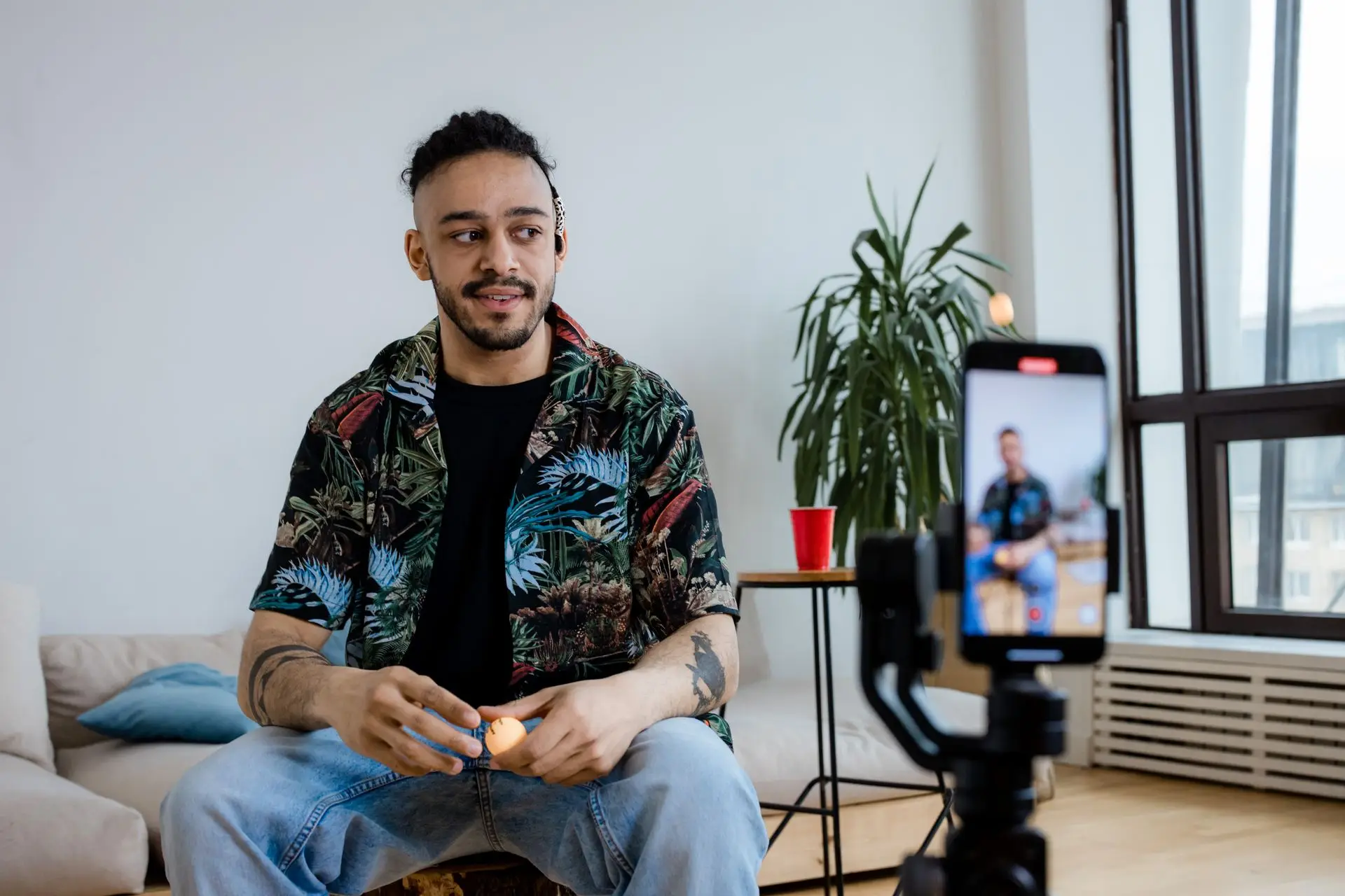 Creador grabando video corto con un smartphone